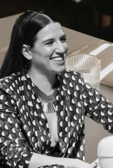 mujer sonriendo en conversación terapéutica