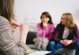 grupo de personas participando en sesión grupal